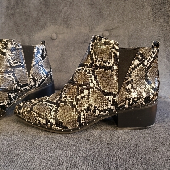 NWT Bar III Women's Gabby P Snakeprint ankle Boots size 10M - Picture 3 of 12